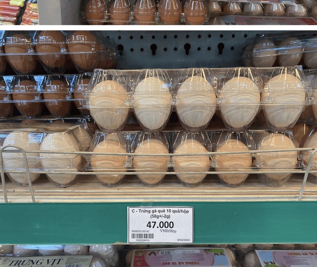 Giá trứng bán trong siêu thị cao gấp 2-2,5 lần trứng bán ngoài chợ hay vỉa hè.