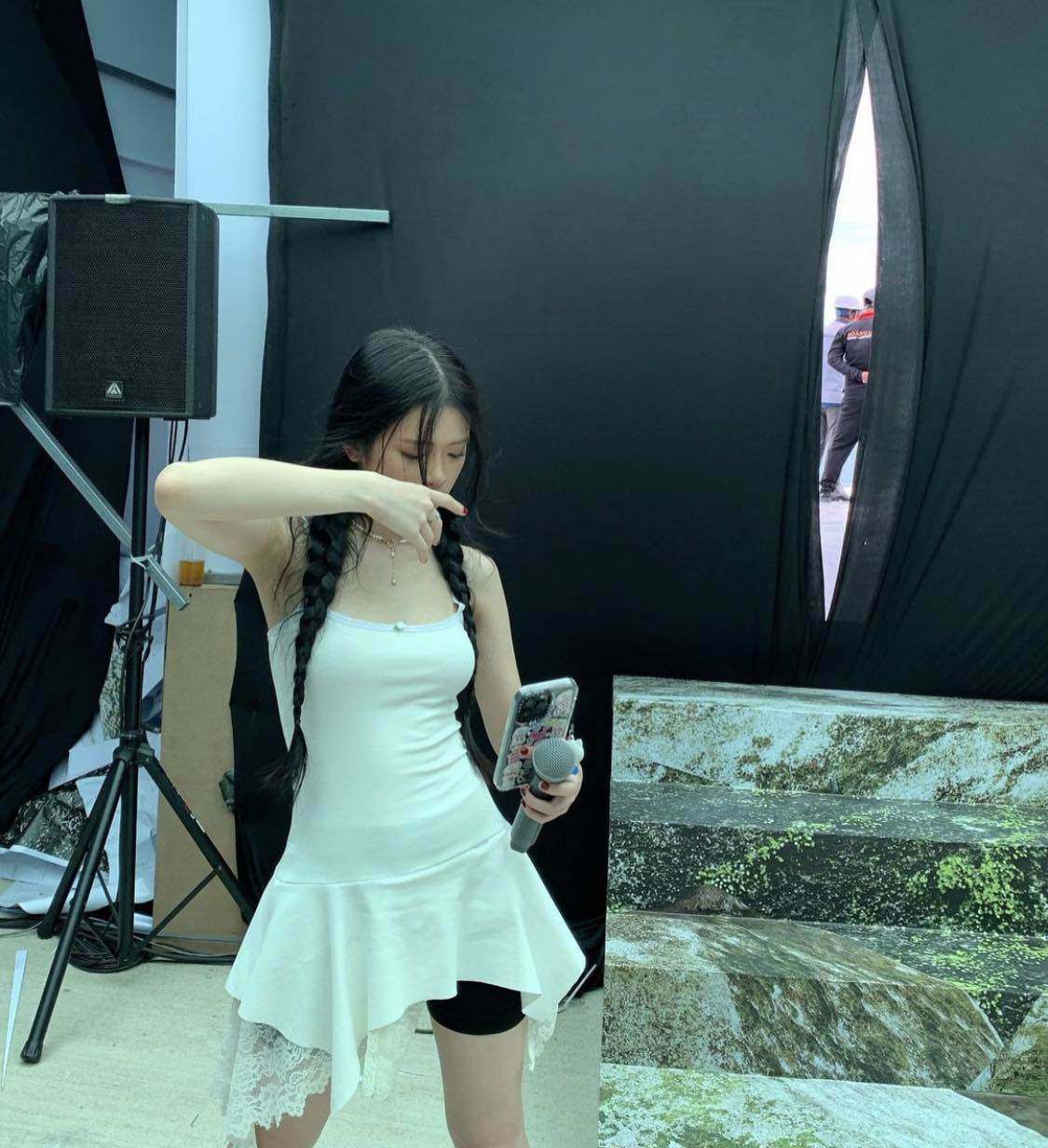Chiếc váy siêu ngắn của Linh Ka trên sân khấu: Dân tình dụi mắt tưởng nhìn nhầm - 7
