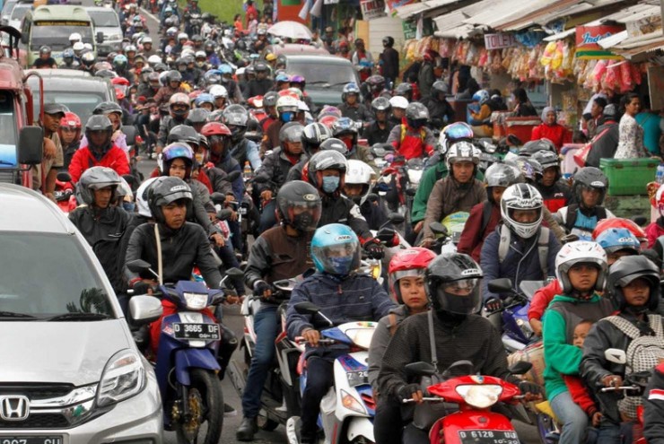 Người đi xe máy tại đường phố Indonesia (Ảnh: BikeRupublic).