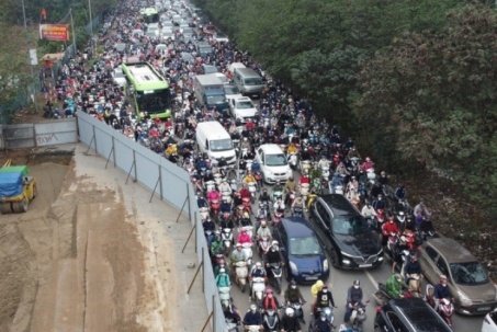 Tắc 'khủng khiếp' trên đại lộ Thăng Long vì hàng rào thi công vẫn chưa điều chỉnh