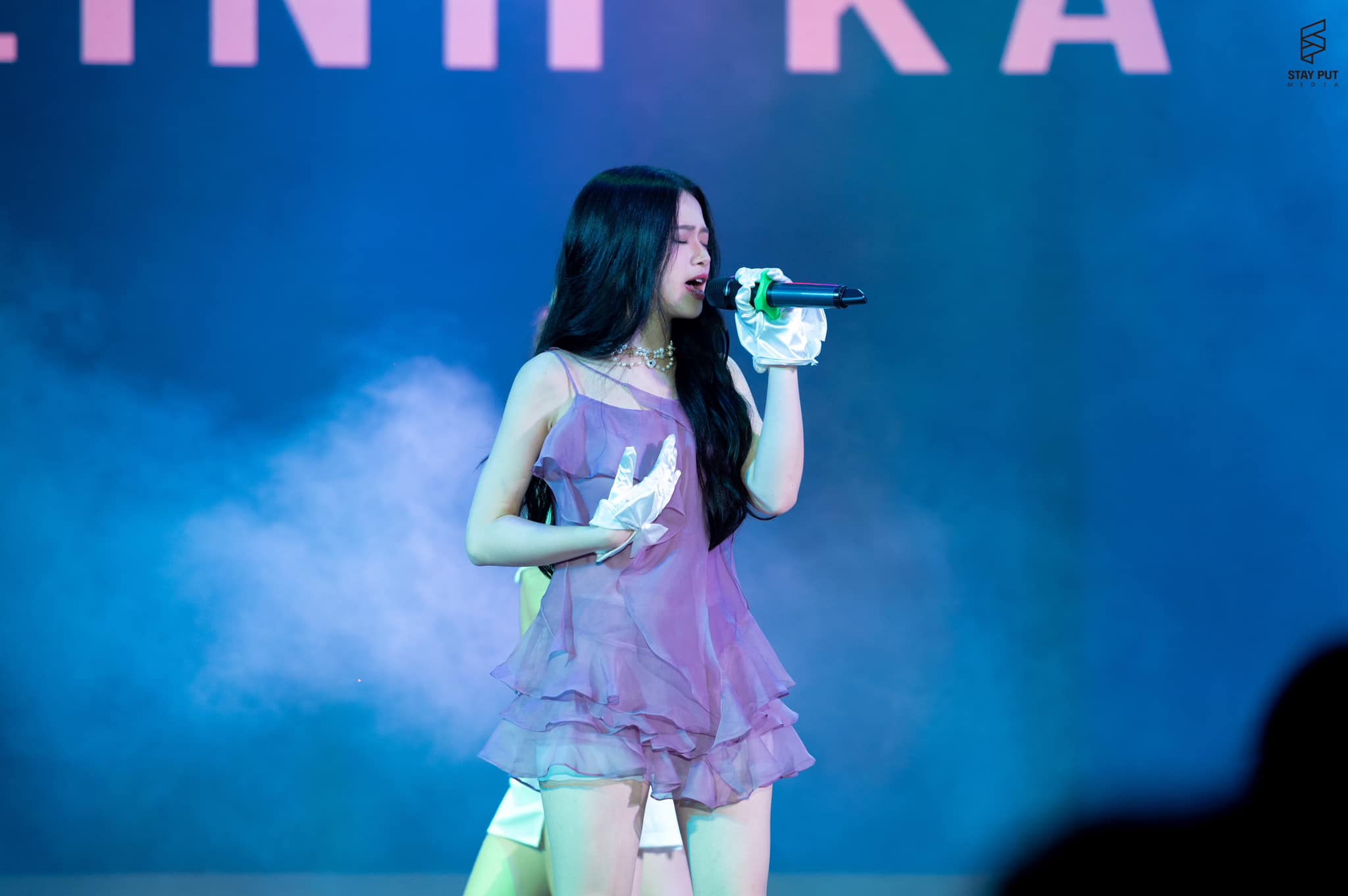 Chiếc váy siêu ngắn của Linh Ka trên sân khấu: Dân tình dụi mắt tưởng nhìn nhầm - 5