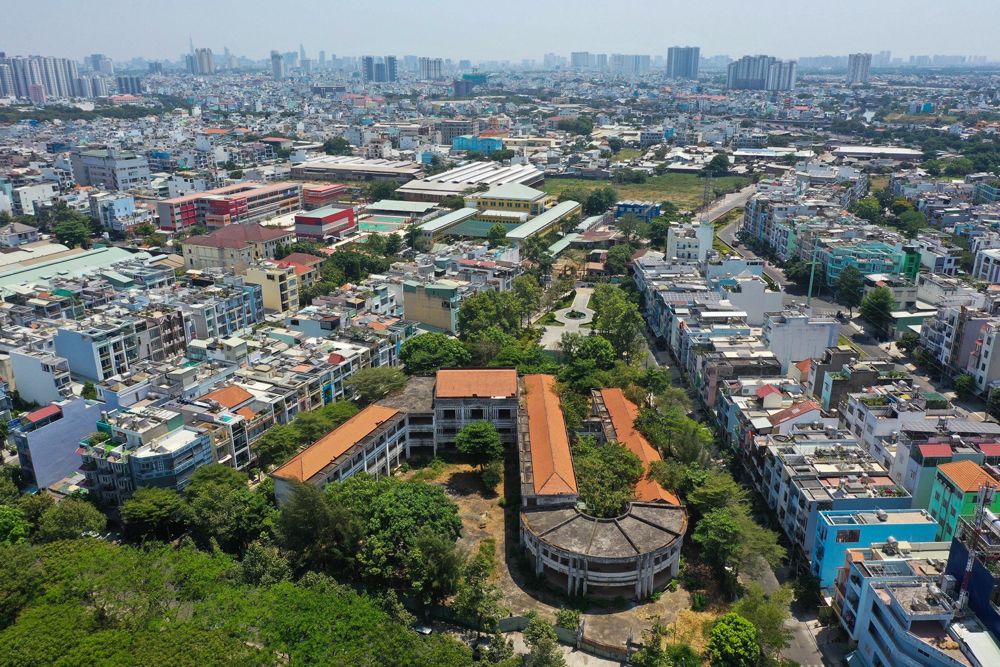 Trường Tiểu học Phú Định (hay còn gọi là trường Trần Văn Kiều) nằm trên đường Vành Đai, phường 10, quận 6 được đưa vào sử dụng năm 2004 với kinh phí xây dựng 20 tỷ đồng. Ngôi trường rộng 6.500 m2, gồm 3 dãy nhà hai lầu với khoảng 40 phòng học và chức năng.