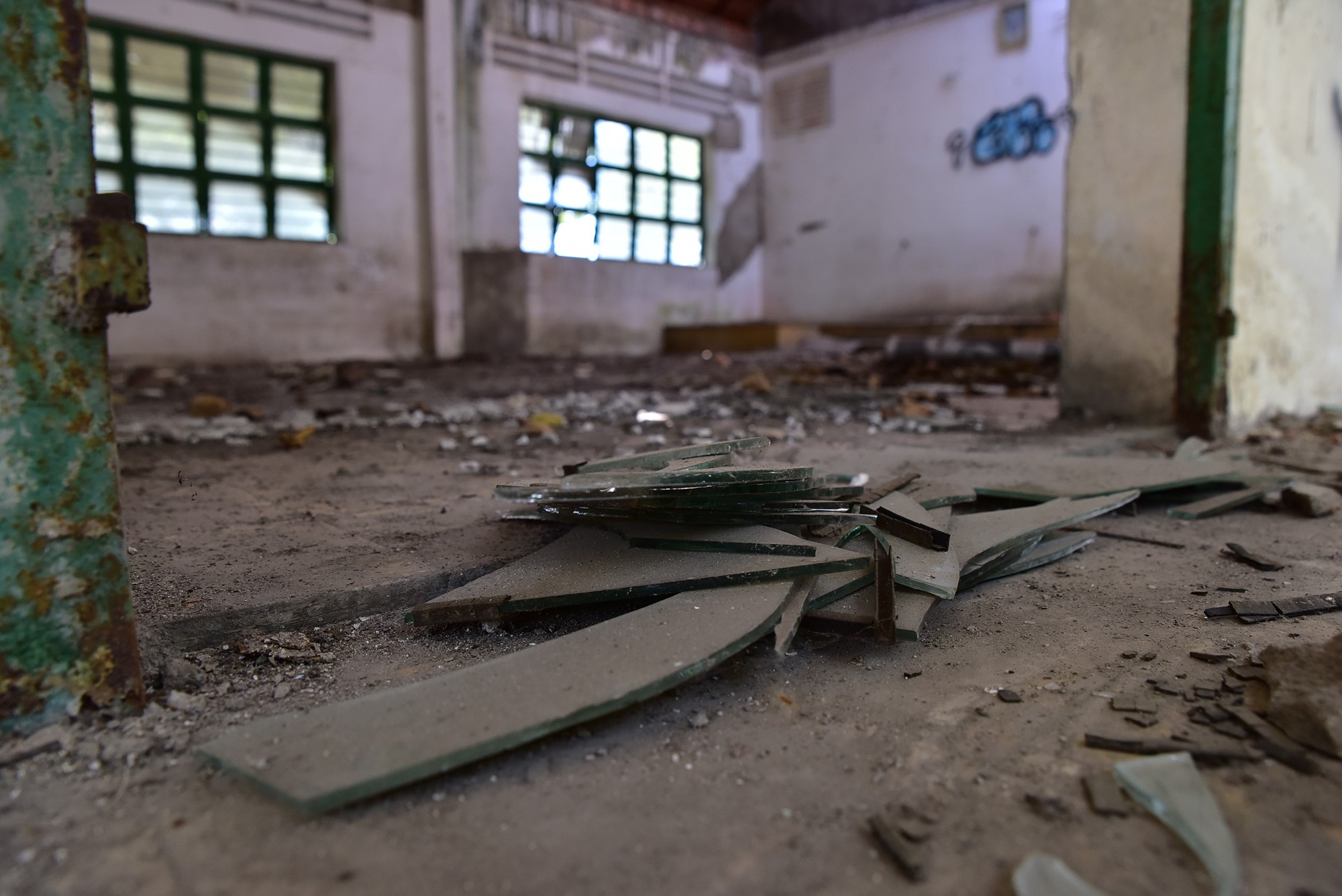 Nhiều phòng học bị phủ kín những tấm la phông bị rơi rụng, kính cửa rơi vãi, tấp thành từng đống khắp nơi.
