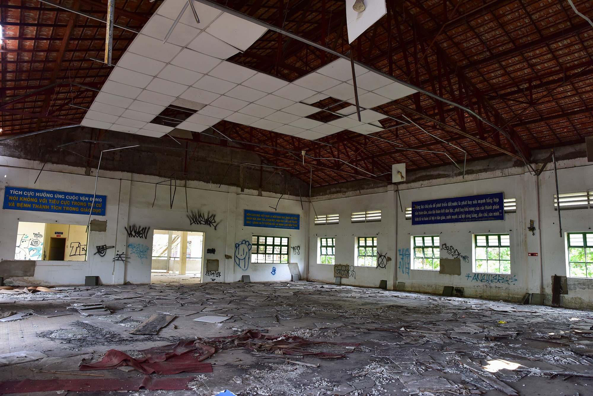 Hội trường rộng, thông thoáng cũng bị hư hỏng nặng từ mặt sàn đến trần theo thời gian ngôi trường đóng cửa.