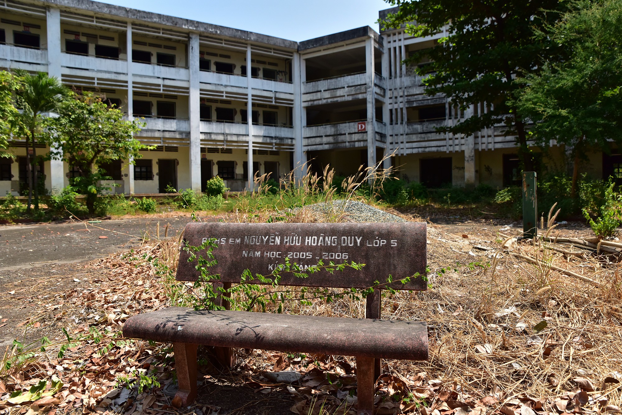 Khung cảnh hoang phế bên trong ngôi trường bỏ hoang 15 năm ở TP.HCM - 14
