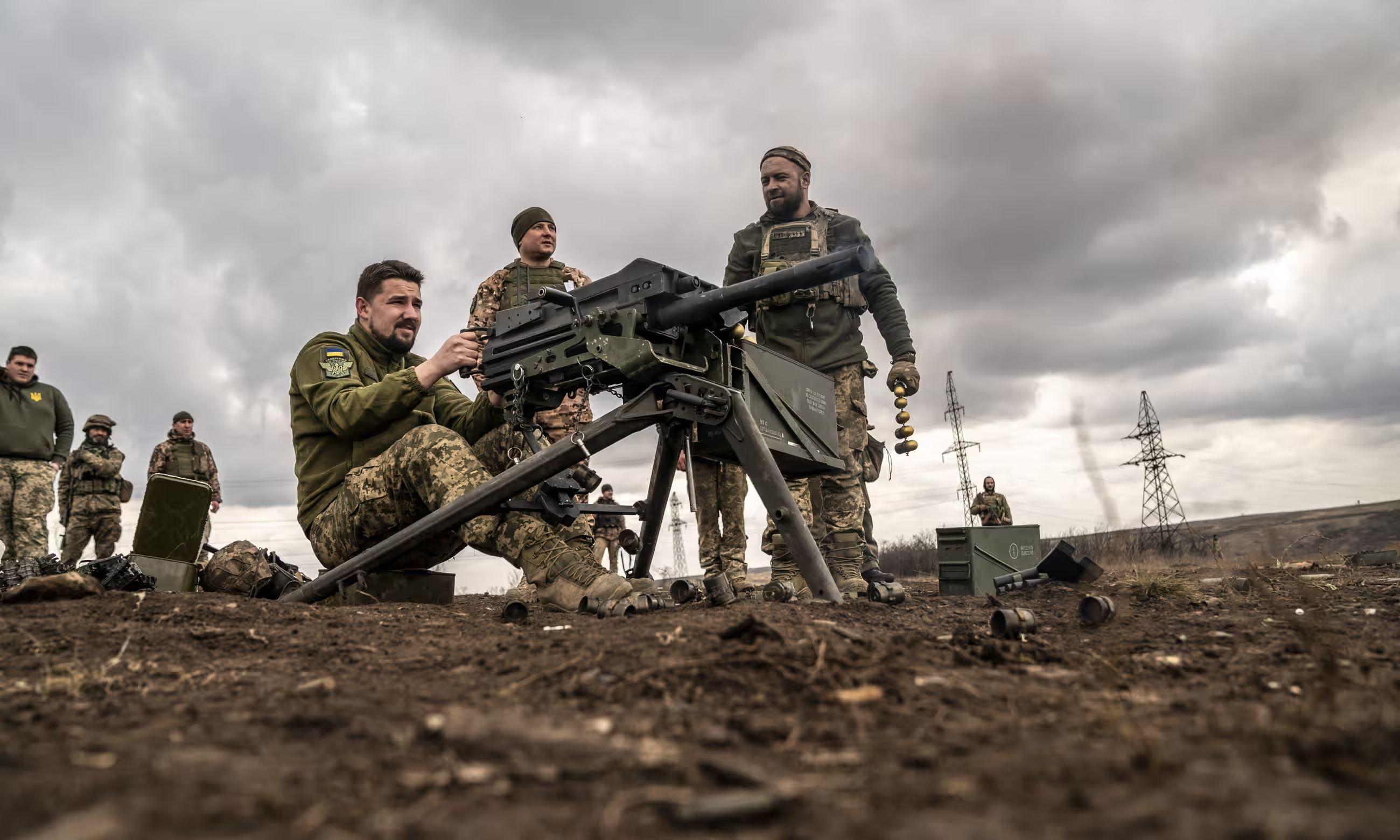 Binh sĩ Ukraine huấn luyện với vũ khí nước ngoài ở Donetsk (ảnh: CNN)