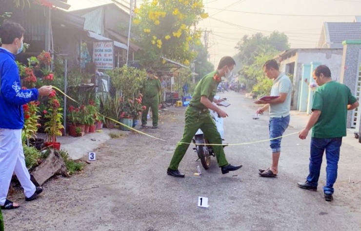 Cơ quan chức năng khám nghiệm hiện trường vụ án.