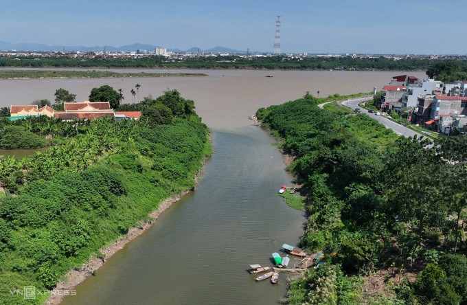 Sông Nhuệ tại điểm giao cắt sông Hồng. Ảnh: Ngọc Thành