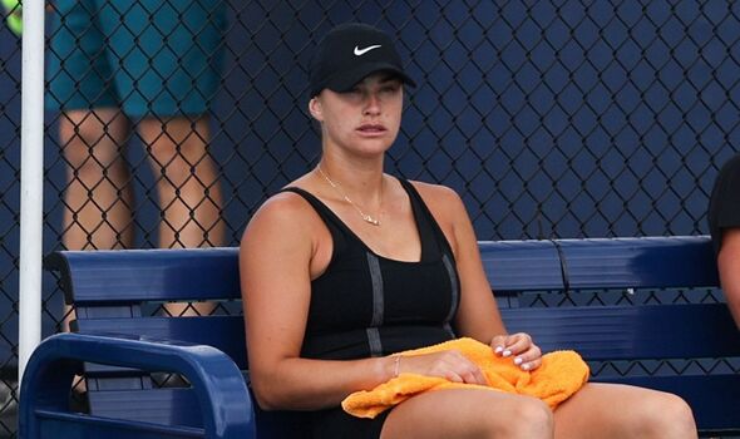 Nữ tay vợt Belarus mặc đồ đen khi tập luyện tại Mỹ, chuẩn bị thi đấu vòng 2 Miami Open