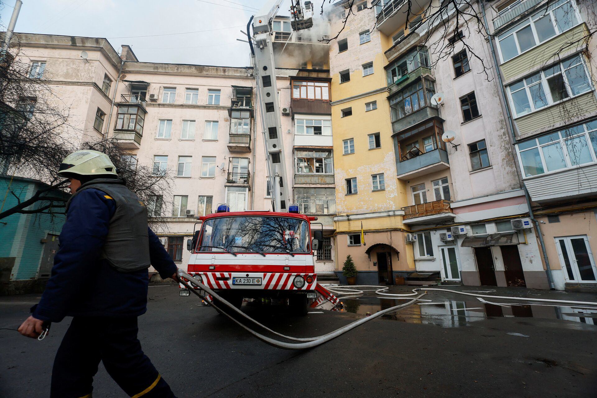 Lực lượng cứu hộ Ukraine dập lửa tại một tòa nhà chung cư ở Kiev hôm 21/3.