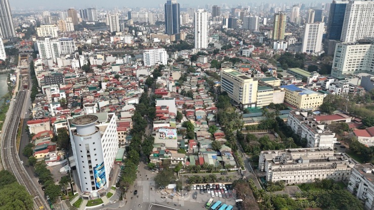 Theo đó, dự án được điều chỉnh quy mô đầu tư: Giảm mặt cắt ngang đoạn tuyến qua khu vực Đài Truyền hình Việt Nam. Phần ngoài chỉ giới phân kỳ tách ra khỏi dự án đầu tư theo chỉ đạo của Thành ủy Hà Nội.