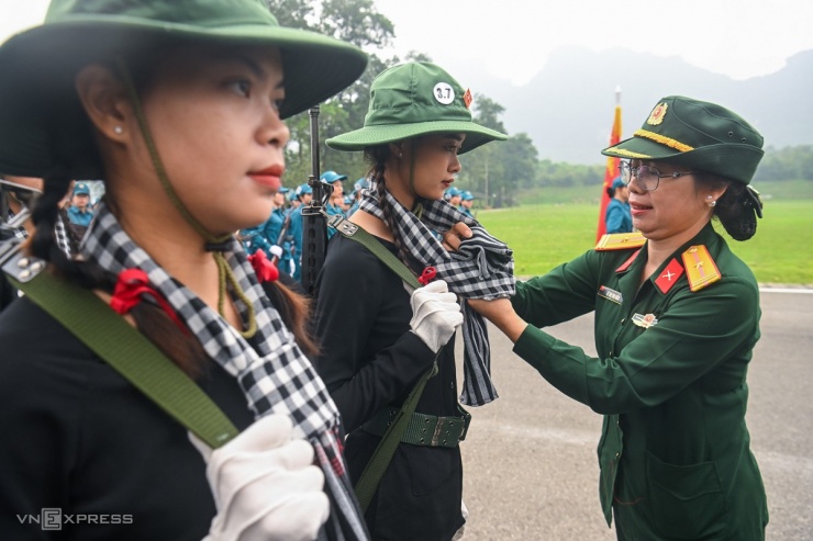 Nữ chỉ huy chỉnh trang lại trang phục cho khối nữ du kích miền Nam.