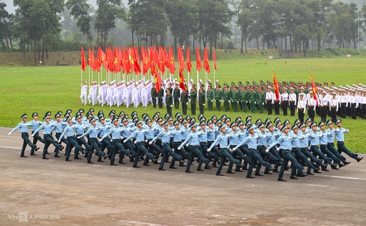 Khối Phòng không Không quân tiến vào lễ đài.