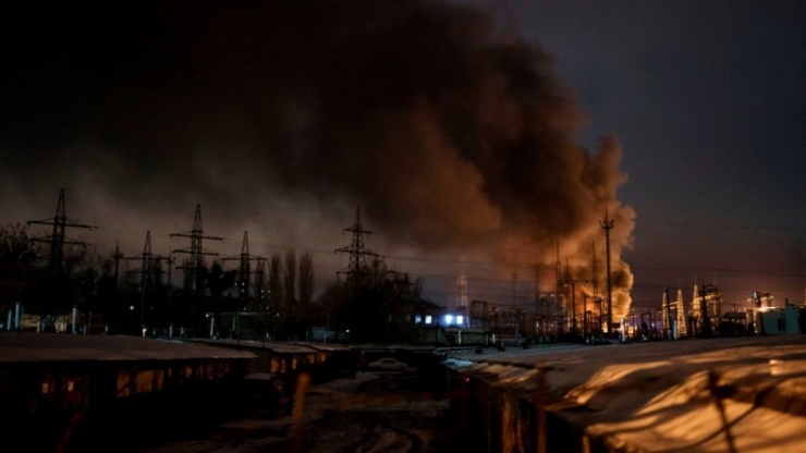 Cột khói đen bốc lên từ một khu vực hạ tầng điện lực của Ukraine sau cuộc tập kích của Nga. Ảnh: GettyImages