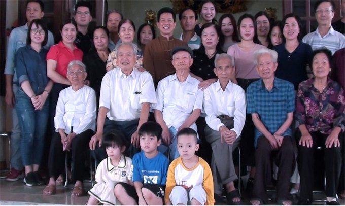 Hàng giữa từ phải sang: cụ Nguyễn Ngọc Giao (98 tuổi), Nguyễn Ngọc Hoàn (95 tuổi), Nguyễn Ngọc Quỳnh (100 tuổi) và Nguyễn Ngọc Can (91 tuổi) chụp ảnh cùng con cháu trong ngày giỗ bố, tháng 10/2023. Ảnh: Nhân vật cung cấp