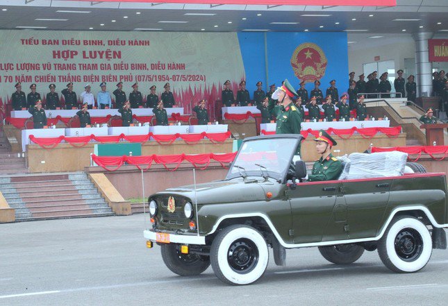 Tổng Tham mưu trưởng thị sát huấn luyện diễu binh, diễu hành kỷ niệm Chiến thắng Điện Biên Phủ - 4