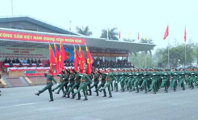 Tổng Tham mưu trưởng thị sát huấn luyện diễu binh, diễu hành kỷ niệm Chiến thắng Điện Biên Phủ - 2