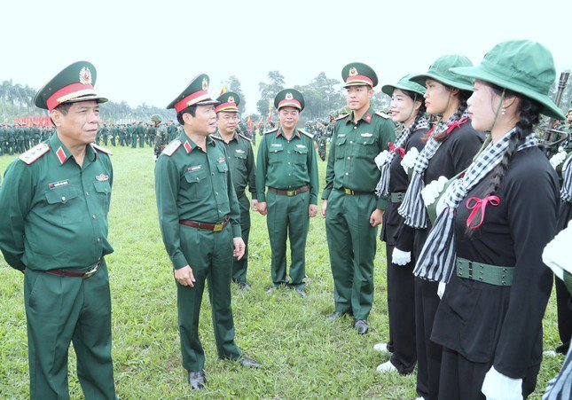 Thượng tướng Nguyễn Tân Cương kiểm tra, động viên các lực lượng sẽ tham gia diễu binh, diễu hành.