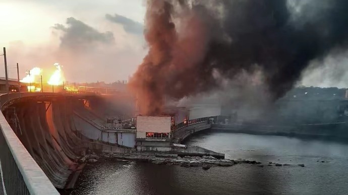Cháy lớn bốc lên tại khu vực nhà máy thủy điện Dnipro của Ukraine. Ảnh: PravdaUkraine