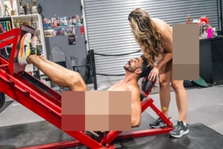 Cặp đôi khiến làng thể thao choáng: Không mặc gì cùng nhau tập gym