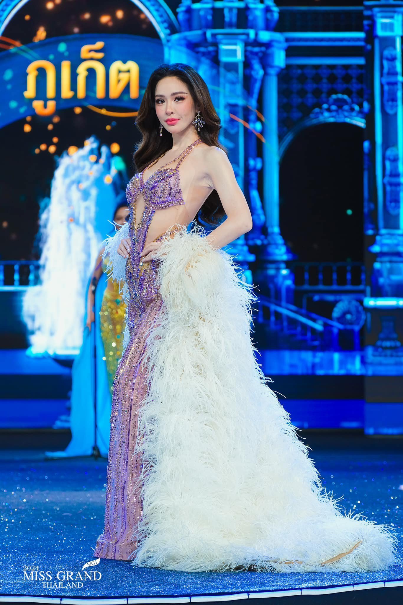 Váy dạ hội lộ nội y tràn ngập Hoa hậu Hòa bình Thái Lan - 12