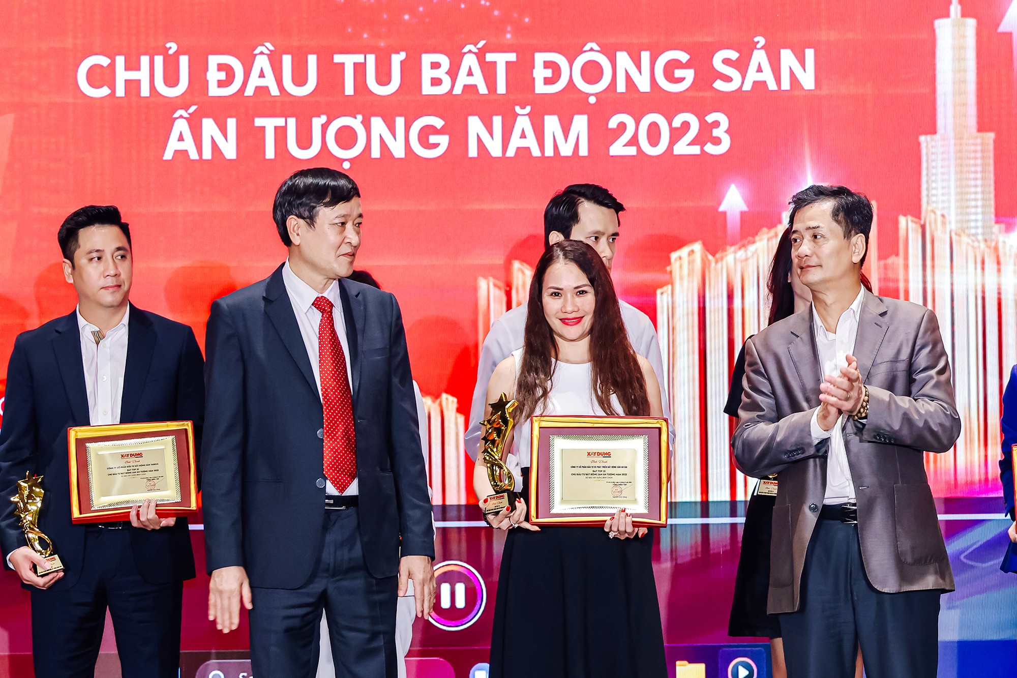 Đại diện An Gia nhận giải thưởng Top 10 Chủ Đầu tư BĐS ấn tượng 2023