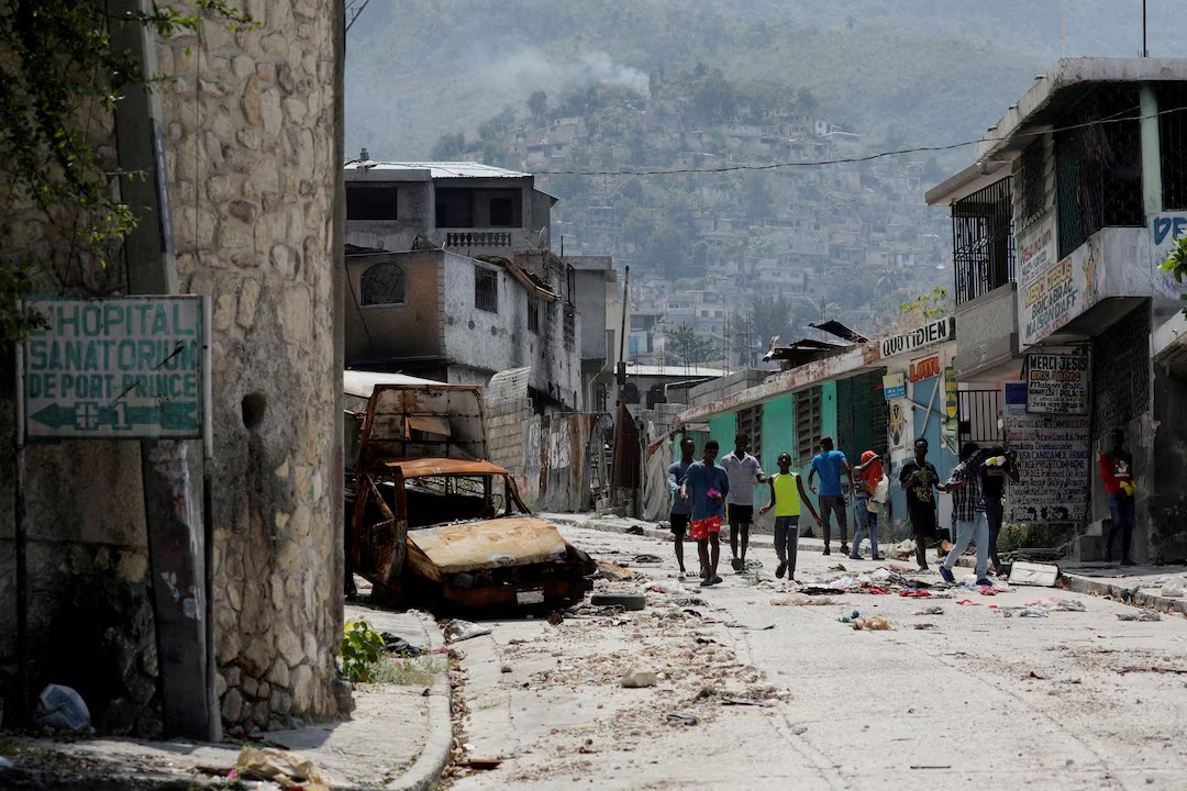 Người dân ra ngoài theo nhóm ở Port-au-Prince (ảnh: Reuters)