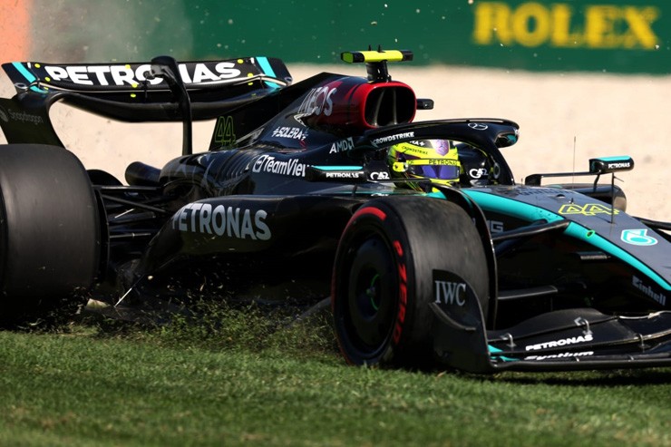 Hamilton có ngày thứ 6 khó khăn tại Albert Park