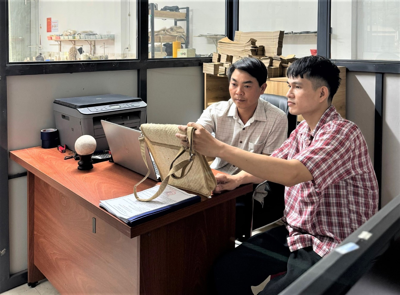 Anh Nguyễn Phú Tùng cùng họa sĩ thiết kế Y Ê Li Buôn Krông tìm tòi thêm mẫu mã để vẽ trang trí trên sản phẩm