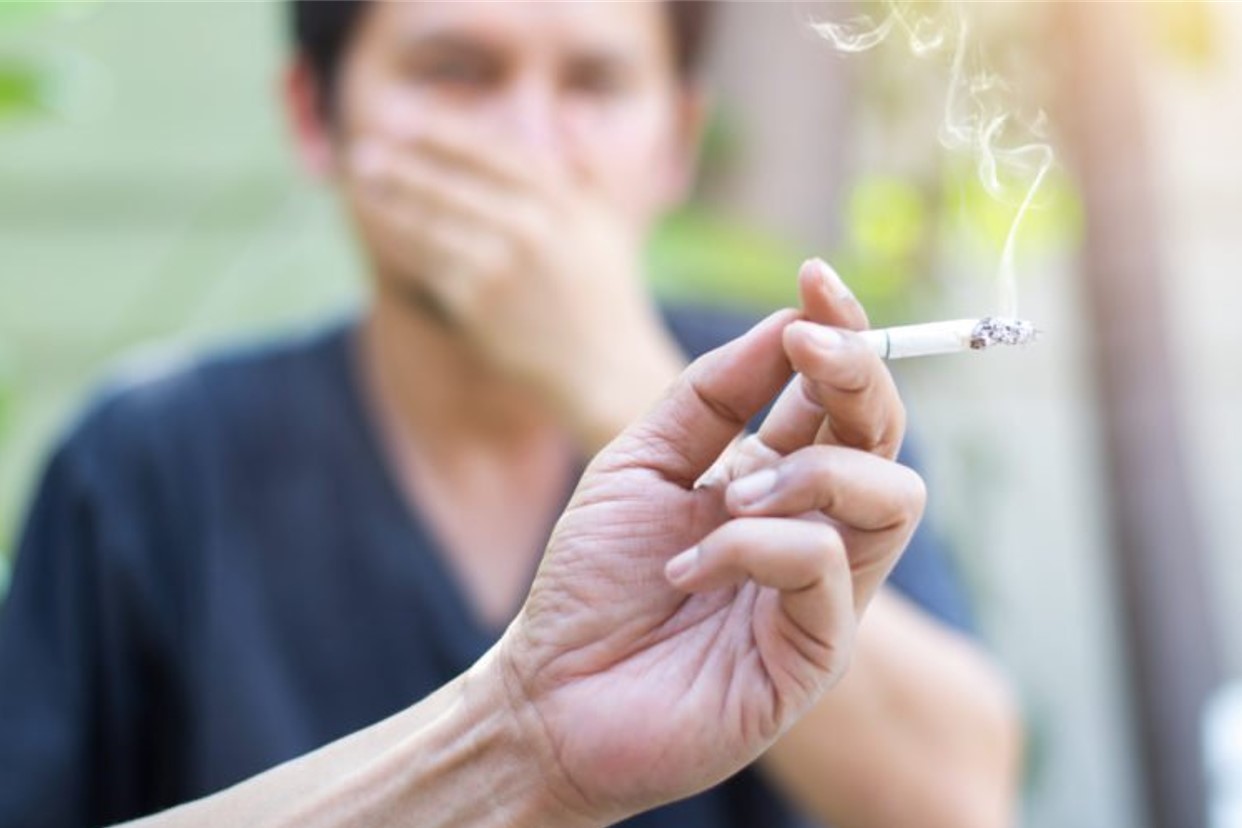 Khói thuốc không chỉ ảnh hưởng đến người hút thuốc mà còn trực tiếp gây hại cho những người xung quanh hít phải khói thuốc. Vì thế hãy dừng việc hút thuốc ngay lập tức nếu không muốn ho đờm ngày một nặng hơn.&nbsp;