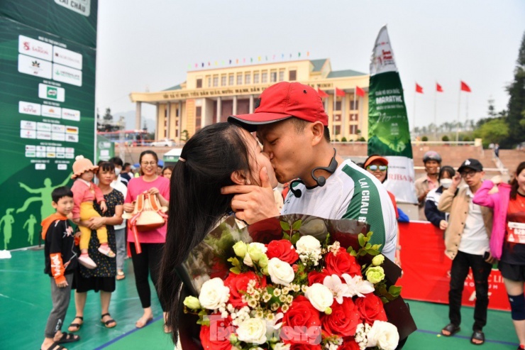 Gặp lại tác giả màn cầu hôn gây sốt ở Tiền Phong Marathon 2023: Chúng tôi hạnh phúc hơn nhờ chạy bộ - 3