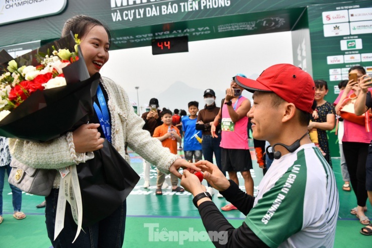 Gặp lại tác giả màn cầu hôn gây sốt ở Tiền Phong Marathon 2023: Chúng tôi hạnh phúc hơn nhờ chạy bộ - 2