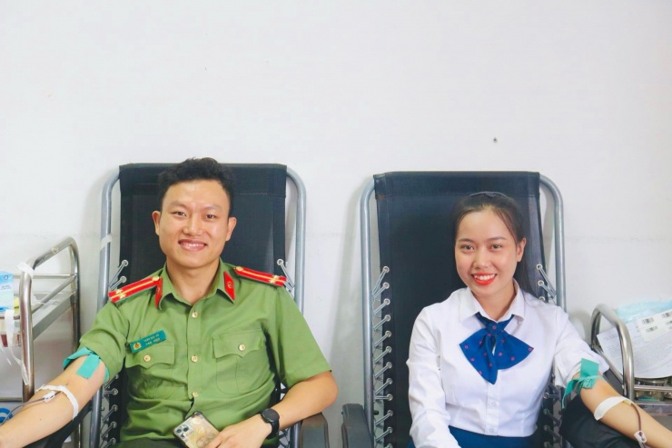 Vợ chồng anh Vũ - chị Linh cùng tham gia hiến máu tình nguyện.