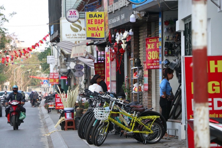 Những ngày đầu hè, dịch vụ cho thuê xe đạp ở hồ Tây lại bắt đầu thu hút khách hàng. Nhiều tiểu thương thu về tiền triệu mỗi ngày nhờ việc cho thuê xe.