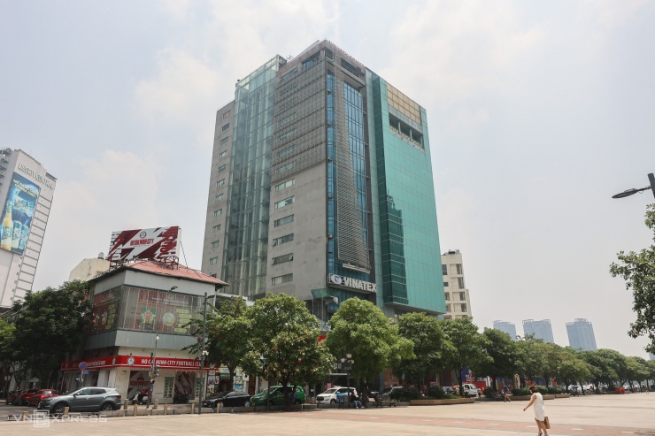 Cách đó khoảng 50 m là tòa nhà VTP Office Service Center, do Tập đoàn Vạn Thịnh Phát xây năm 1993, gồm 15 tầng để làm văn phòng cho thuê.