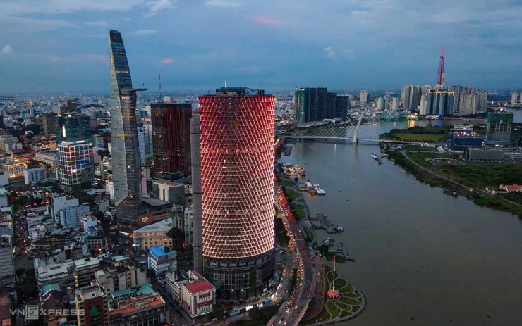 Nằm bên bờ sông Sài Gòn, dự án Saigon One Tower sau nhiều lần đổi chủ hiện thuộc sở hữu của Công ty Viva Land - thành viên Tập đoàn Vạn Thịnh Phát. Công trình khởi công năm 2009, nằm trên khu đất vàng rộng hơn 6.600 m2 tại góc đường Hàm Nghi - Tôn Đức Thắng - Võ Văn Kiệt (quận 1). Dự án có tổng vốn hơn 5.000 tỷ đồng, cao thứ 3 TP HCM với trên 185 m gồm 42 tầng cao và 5 tầng hầm, được quy hoạch là tòa nhà thương mại cao tầng có cả văn phòng, căn hộ chung cư, căn hộ dịch vụ và trung tâm thương mại. Sau khi xây dựng được khoảng 80% phần thô, dự án ngưng thi công năm 2011, từ đó bắt đầu thập niên bị bỏ hoang, bị thu giữ để xử lý nợ... Hiện, toà nhà được ốp tạm kính, lắp đèn để che phần thô, đảm bảo mỹ quan cho khu trung tâm thành phố.