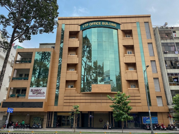 Toà nhà 193-203 Trần Hưng Đạo, quận 1, được xây dựng trên khu đất có diện tích hơn 2.000 m2, cao 5 tầng, làm văn phòng cho thuê. Trước đây, cao ốc này là trụ sở của Tập đoàn Vạn Thịnh Phát và Ngân hàng SCB, hiện đóng cửa.