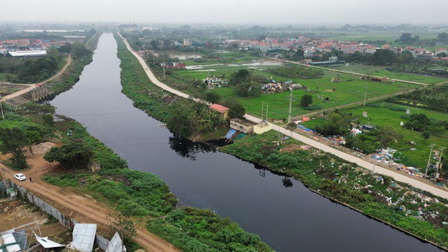 Sông Nhuệ chảy qua Hà Nội dài 62 km, đi qua các quận Bắc Từ Liêm, Nam Từ Liêm, Hà Đông và các huyện Thanh Trì, Thanh Oai, Thường Tín, Phú Xuyên, Ứng Hòa.