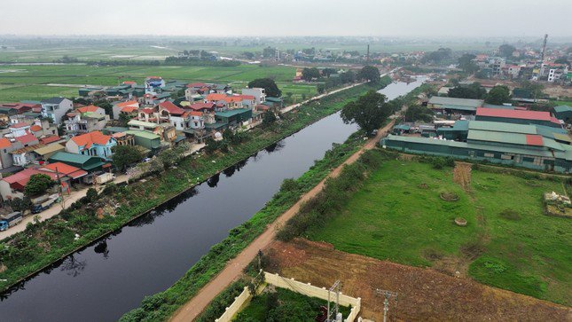 Nước sông Nhuệ đoạn chảy qua huyện Thường Tín đen kịt.