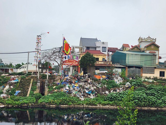 Bên bờ sông Nhuệ, đoạn chảy qua huyện Thường Tín rác thải sinh hoạt được tập kết và tràn xuống dòng sông.