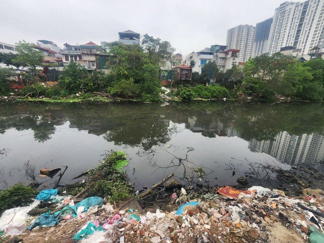 Dọc hai bên bờ sông Nhuệ đoạn qua phường Phú Diễn, quận Bắc Từ Liêm nhiều chỗ là nơi tập kết rác thải sinh hoạt.
