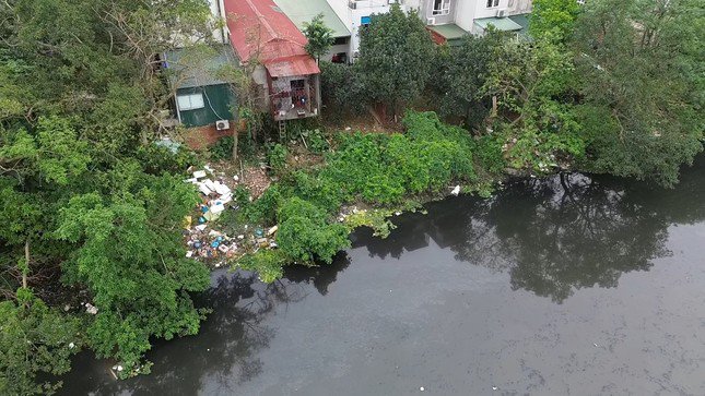 Do nước sông ô nhiễm, cùng với rác thải nên khu vực Tổ dân phố Phú Diễn 1, Phú Diễn 2 luôn là điểm nóng dịch sốt xuất huyết.