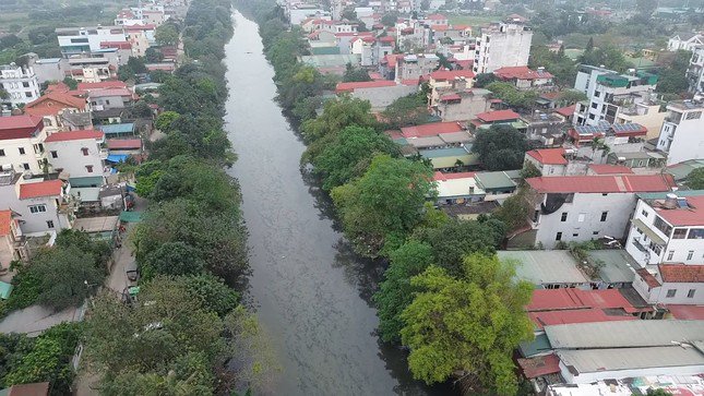 Tương tự, sông Nhuệ đoạn chảy qua phường Phú Diễn, quận Bắc Từ Liêm nước đen kịt, bốc mùi hôi thối.