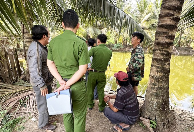 Cảnh sát khám nghiệm hiện trường nơi hai bé gái tử vong. Ảnh: Đức Thịnh