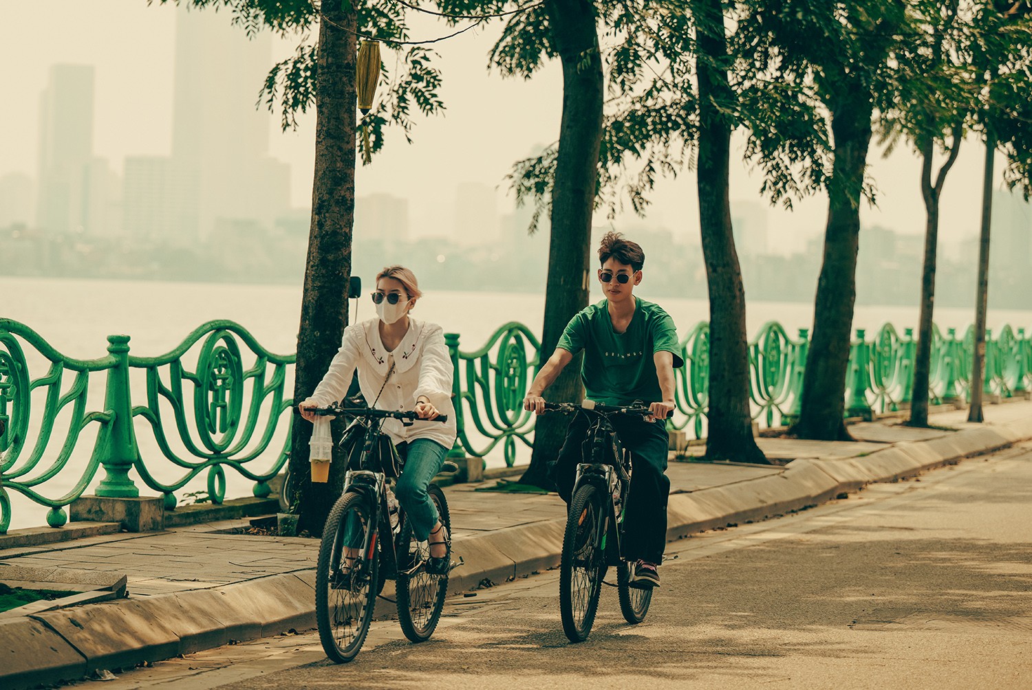 Khung cảnh lãng mạn trên con đường lọt top "tuyệt vời nhất thế giới" ở Hà Nội - 13