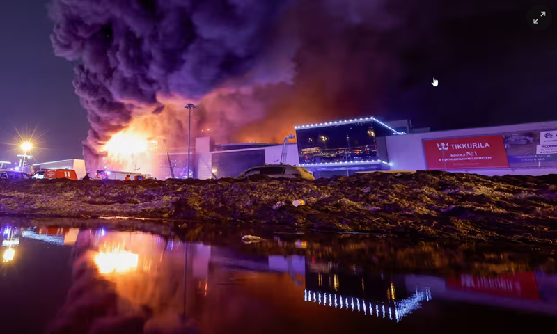 Khói lửa bốc lên phía trên Trung tâm hòa nhạc Crocus City sau vụ nổ súng ở ngoại ô Moscow, Nga. Ảnh: Reuters