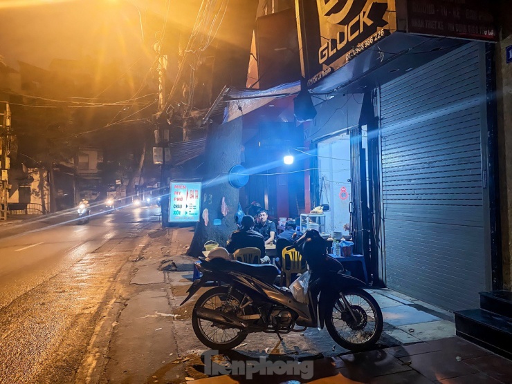 Hàng loạt cây xanh ở Hà Nội bị đóng đinh giăng đèn, treo bảng hiệu - 16