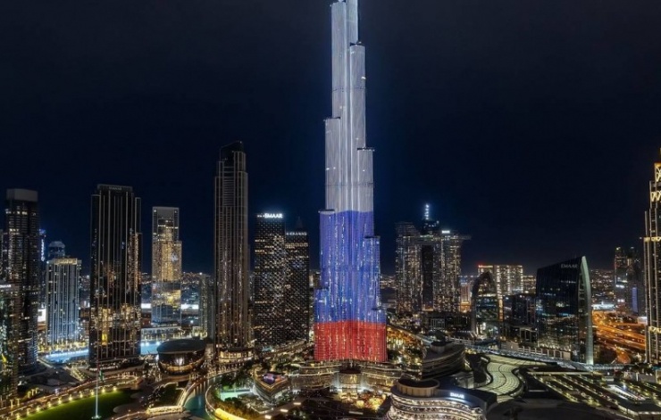 Tòa nhà Burj Khalifa ở Dubai thắp sáng lá cờ Nga sau vụ tấn công. Ảnh Getty Images. 