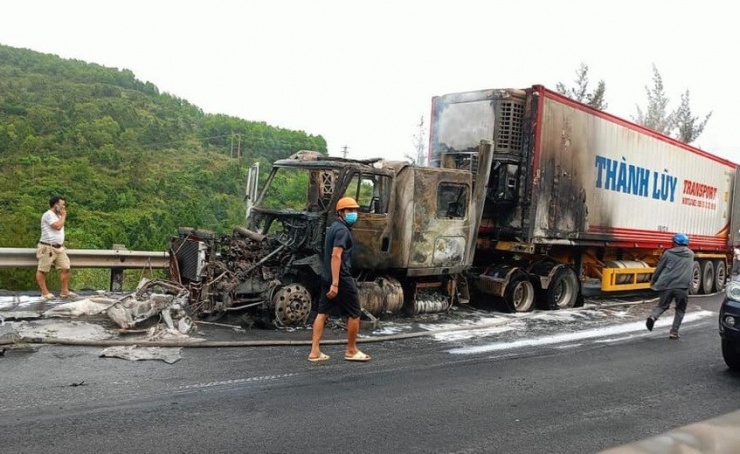 Xe container bốc cháy trên Quốc lộ 1A đoạn qua đèo Lý Hoà, tỉnh Quảng Bình. Ảnh: CTV