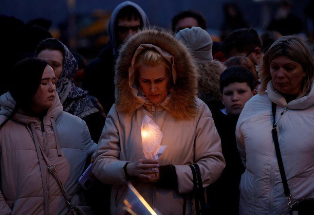 Rất đông người dân đã xếp hàng bên ngoài các bệnh viện ở Mátxcơva để hiến máu. Số người bị thương đã lên đến 140 người. Ảnh: Reuters